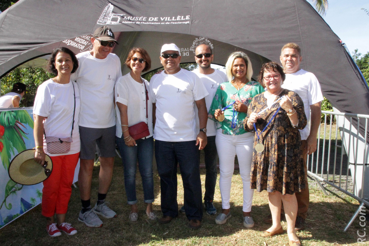Aux côtés de Michèle Hoarau, élue de secteur, l'équipe du Conseil Départemental, avec Jacqueline Henry, conseillère départementale, Patricia Chane Kune, directrice des Affaires Culturelles et Sportives, Erland Thélis et plusieurs de leurs collaborateurs