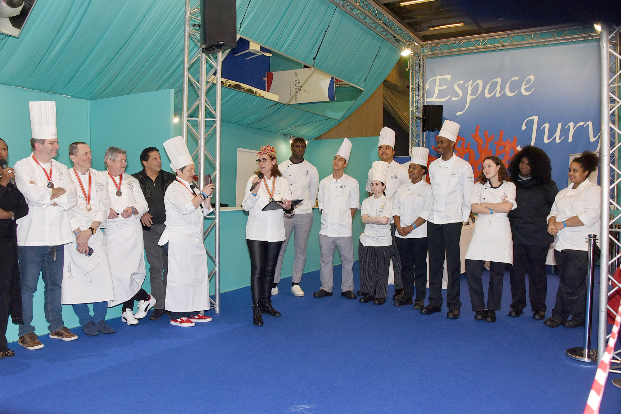 Les 9 participants au concours présentés par Marie Sauce-Bourreau, présidente des "Toques françaises" et fondatrice de "La Cuillère d'or". Six iront en demi-finale