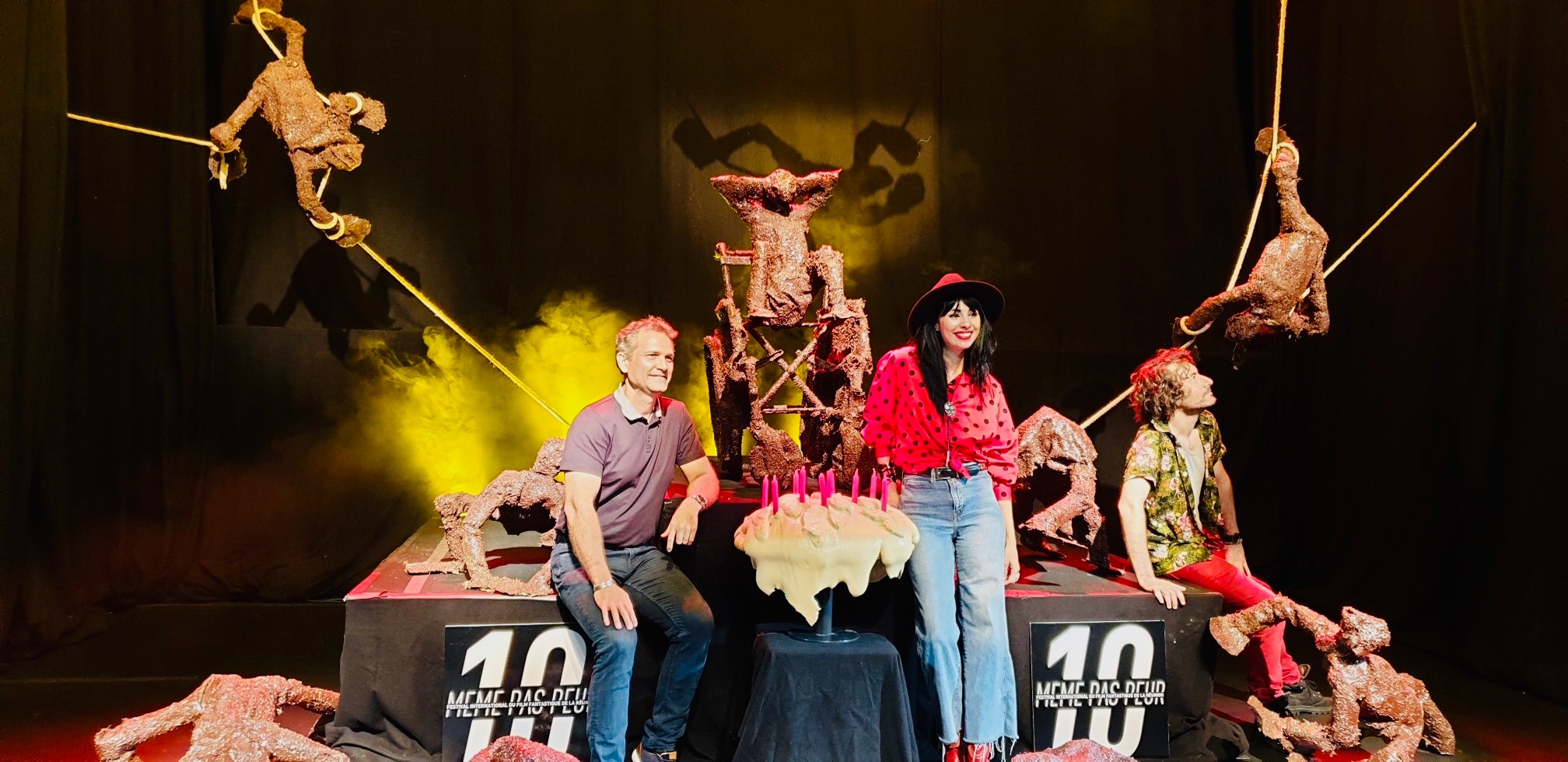 Dans un décor d’art contemporain «10/10 pour 20/20» de l’artiste oeuvrier Vincent Mengin-Lecreulx, le père d'Aurélia Dans un décor d’art contemporain «10/10 pour 20/20» de l’artiste oeuvrier Vincent Mengin-Lecreulx, le père d'Aurélia