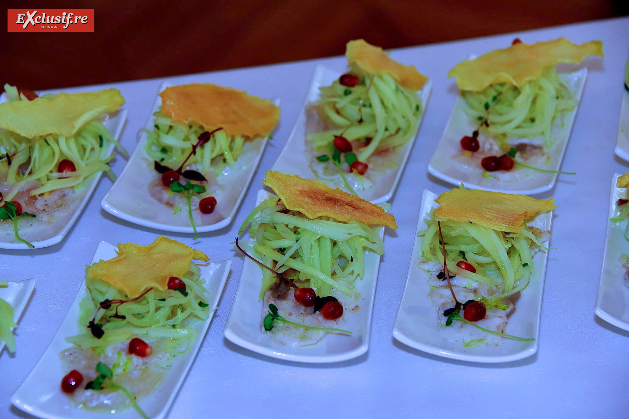 Dégustation avec entrée tahitienne: Carpaccio de bar à la vanille, mangue et papaye verte