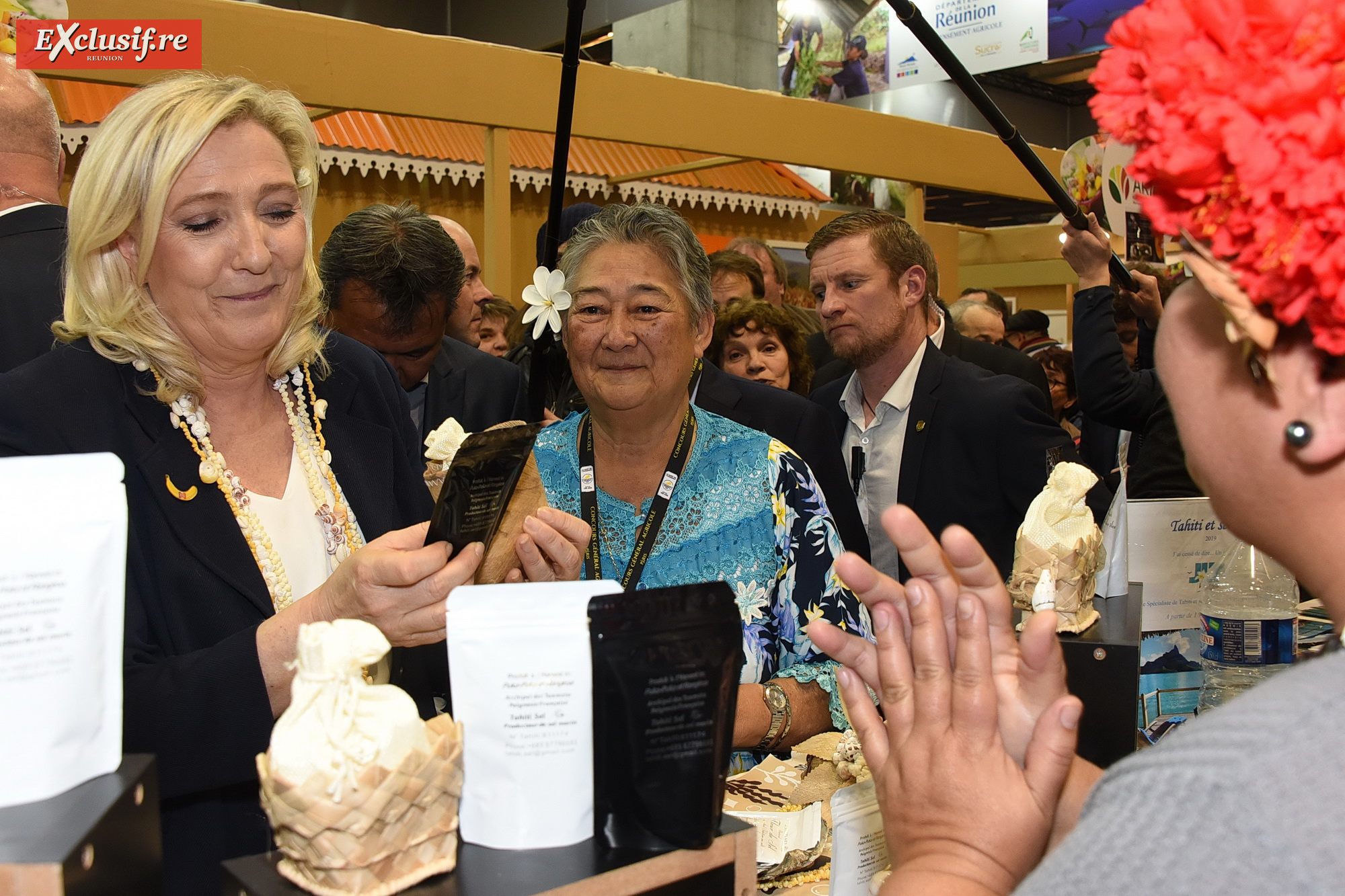 Marine Le Pen découvre le sel de Polynésie d'Ursula Sanford