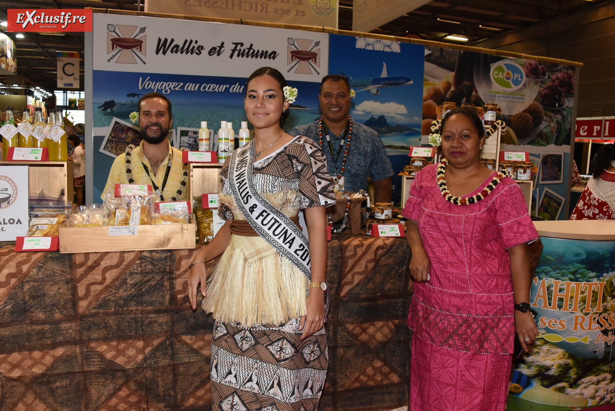 Stand de Wallis-et Futuna avec Miss Wallis et Futuna 2019, Violène Blondel. A gauche Denis Ehrsam
