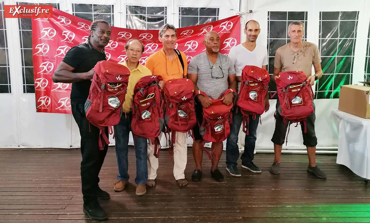 Les photographes -dont Roland Chane pour Exclusif.re (2ème en partant de la gauche)- habituellement sur les trails de La Réunion ont reçu un sac Challenge City-Sport. Un geste fort apprécié !