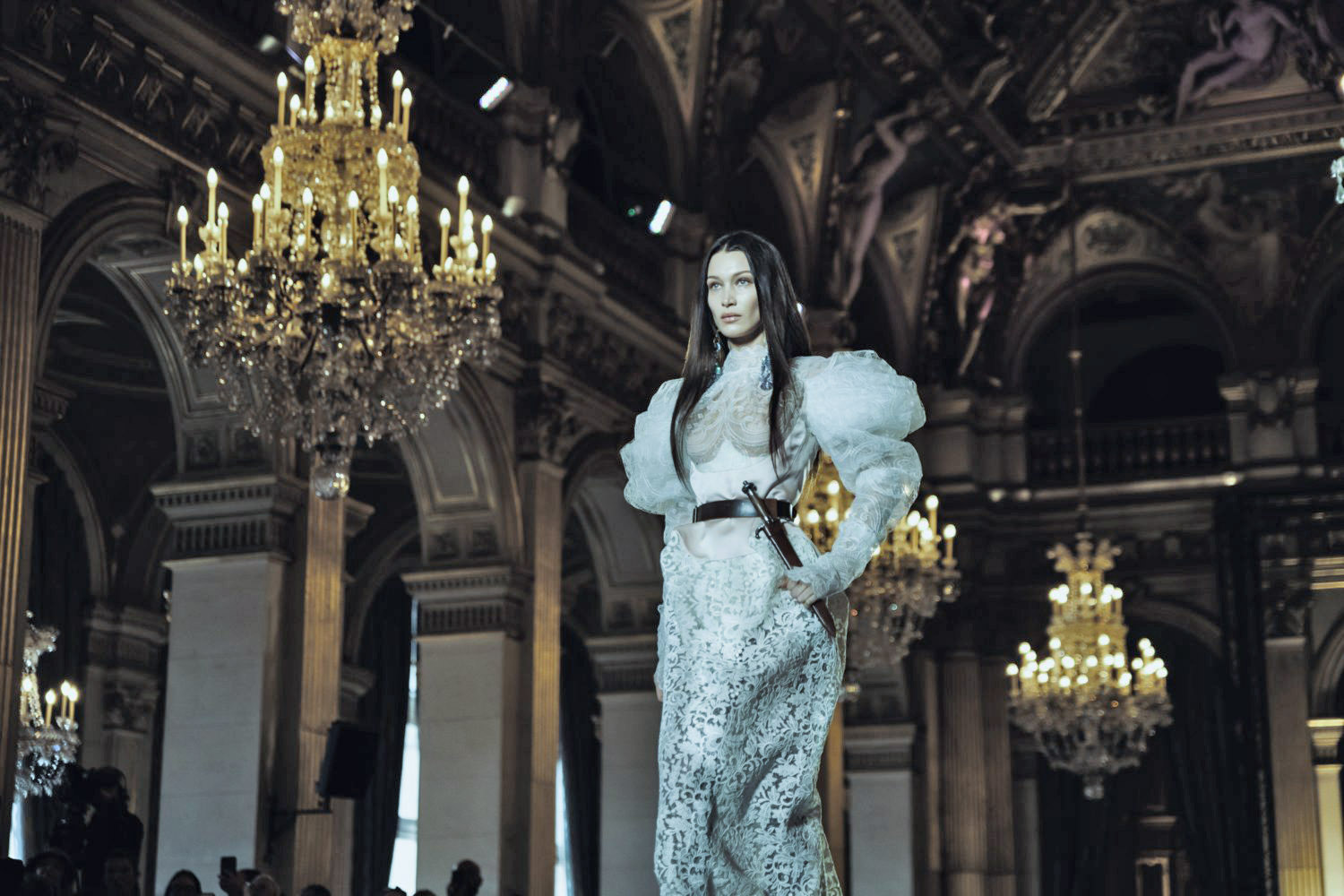 Bella Hadid, magnifique en robe de mariée...