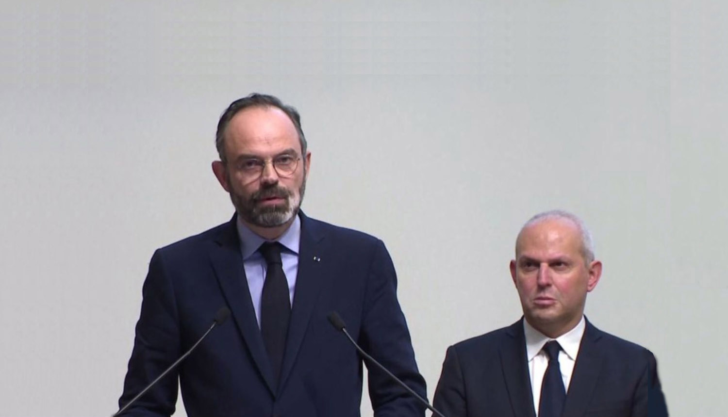 Edouard Philippe annonçant la fermeture de tous les lieux publics "non indispensables à la vie du pays"...