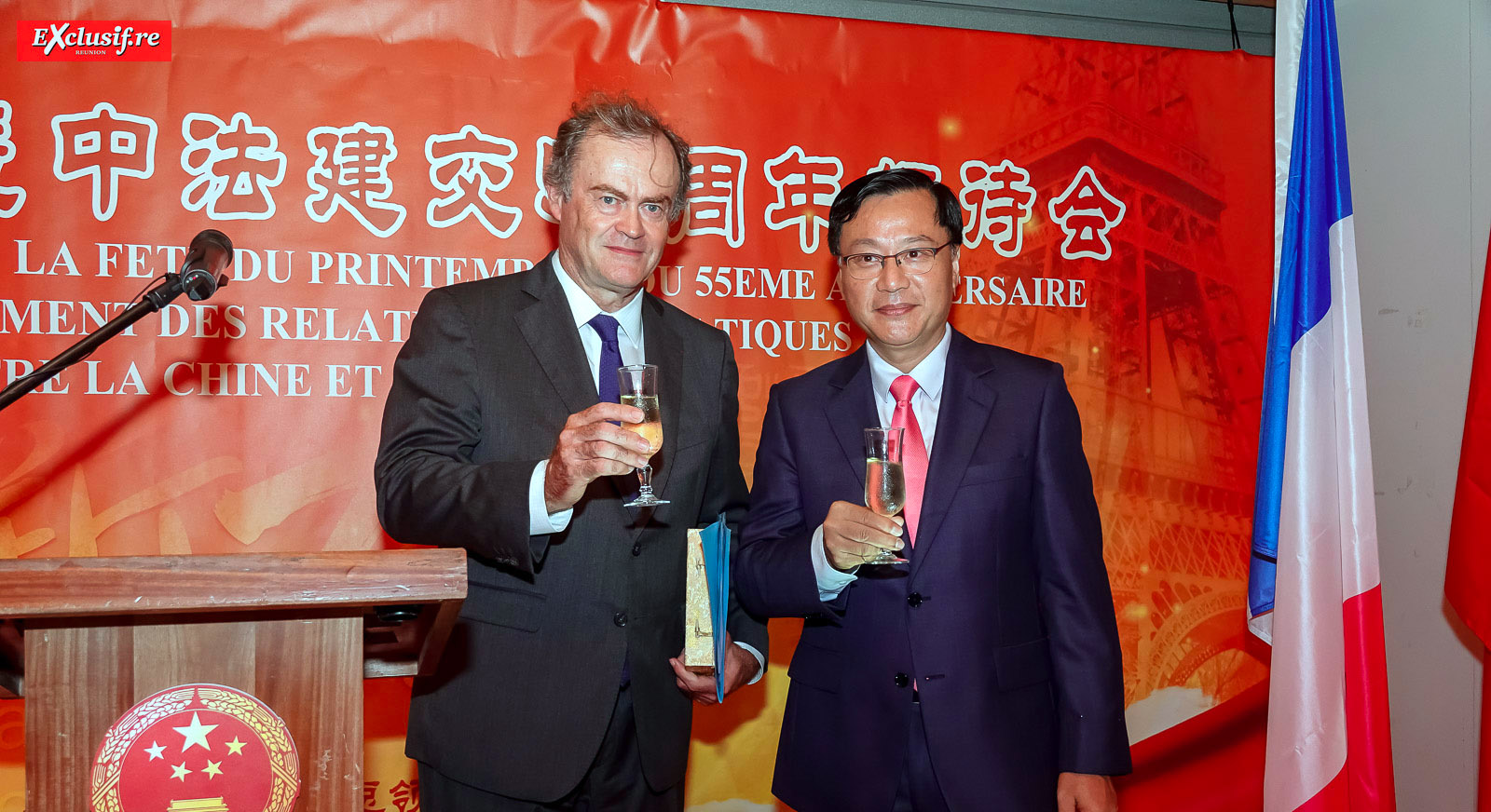 Amaury de Saint-Quentin, Préfet de La Réunion, et Chen Zhihong, Consul Général de la République populaire de Chine à La Réunion, trinquent à la nouvelle année du Cochon de terre