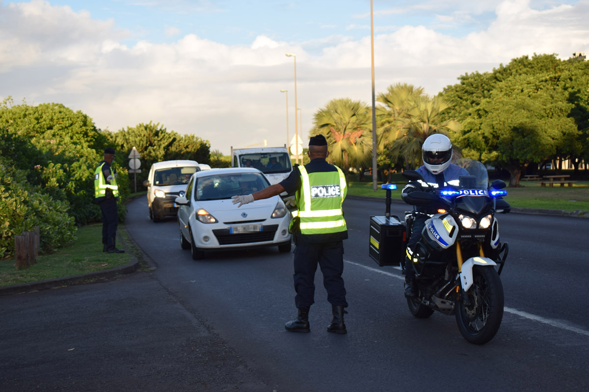 Contrôle de vitesse de la Police Nationale à la Jamaïque en présence du Préfet  Contrôle de vitesse de la Police Nationale à la Jamaïque en présence du Préfet
