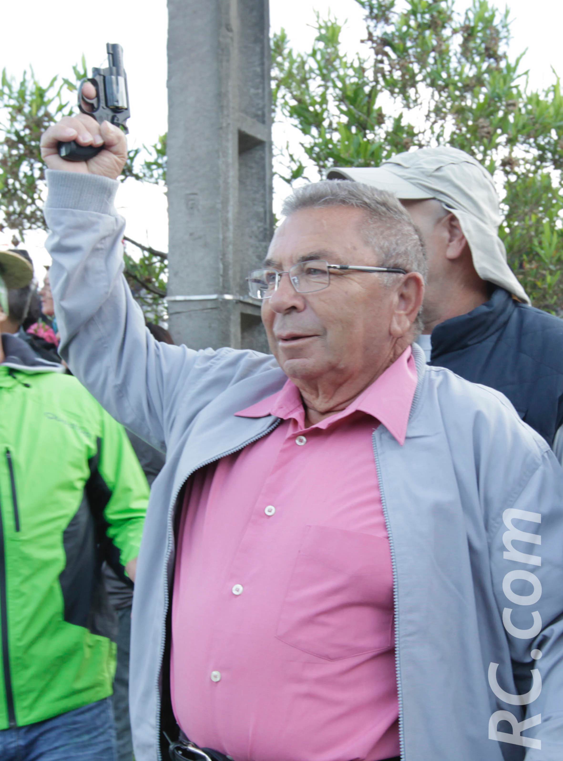 C'est Monsieur Picard, ancien guide du volcan qui a donné le départ de la course
