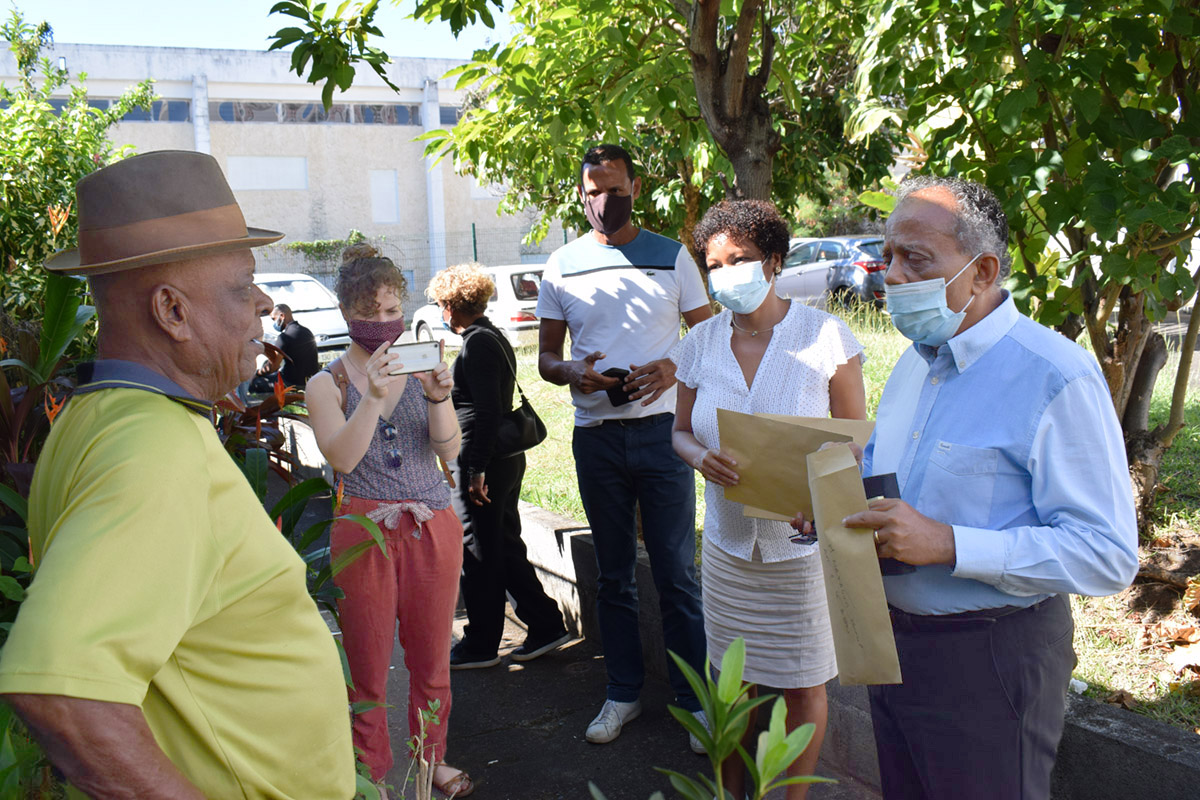 Gilbert Annette, maire de Saint-Denis, masqué, a distribué un masque à chaque senior de ce centre situé au Chaudron...