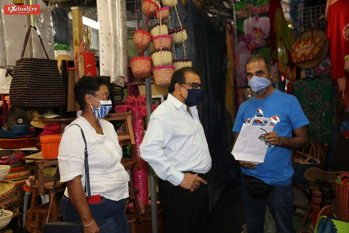 La CCIR distribue des masques aux commerçants du centre-ville de Saint-Denis