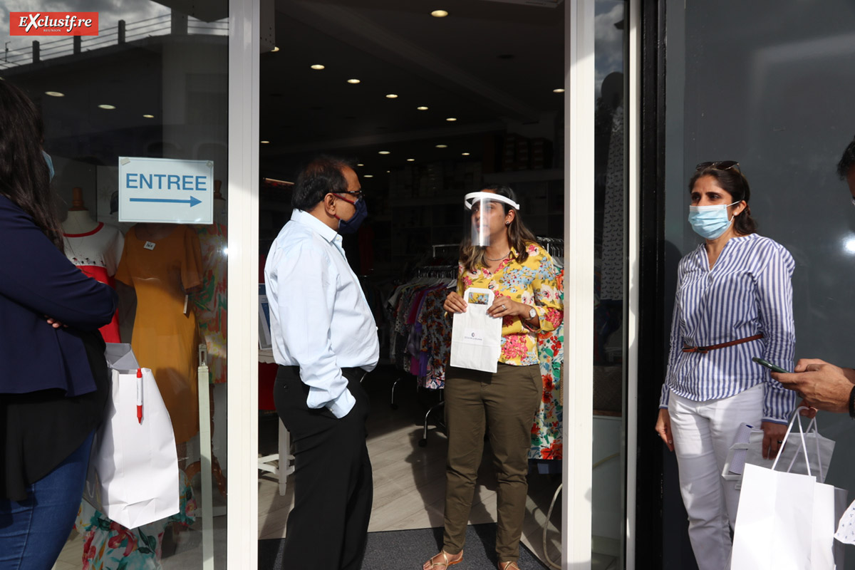 La CCIR distribue des masques aux commerçants du centre-ville de Saint-Denis