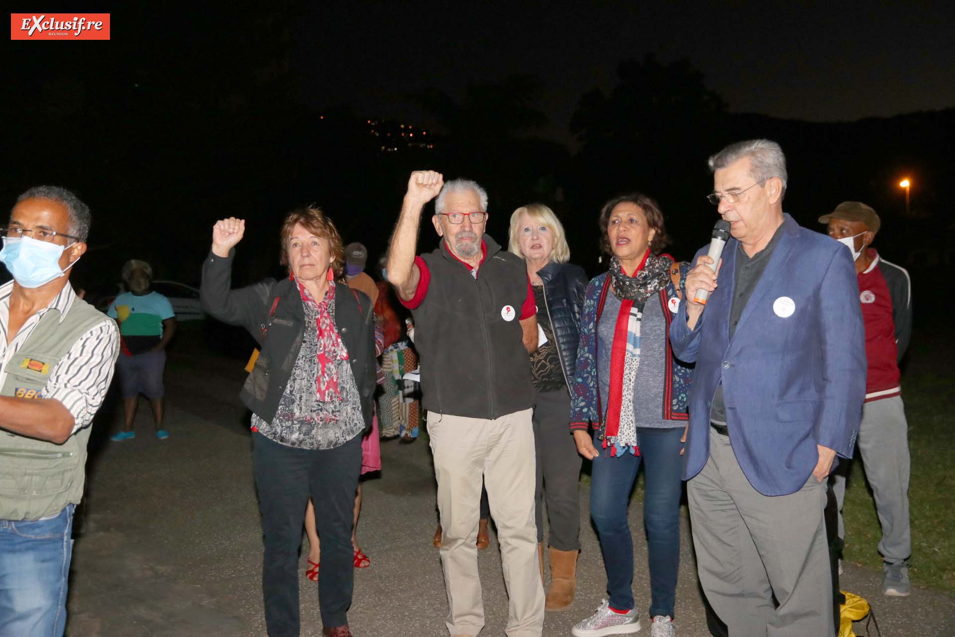 Dominique Rivière (avec le micro), président de la Ligue des Droits de l'Homme Réunion, qui a organisé ce rassemblement