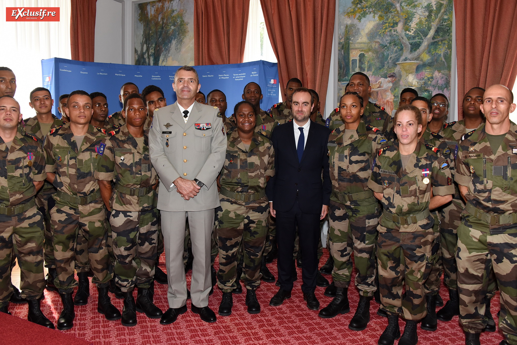 Photo de famille avec le général Thierry Laval et le ministre Sébastien Lecornu, qui est également colonel de réserve opérationnelle de la Gendarmerie Nationale