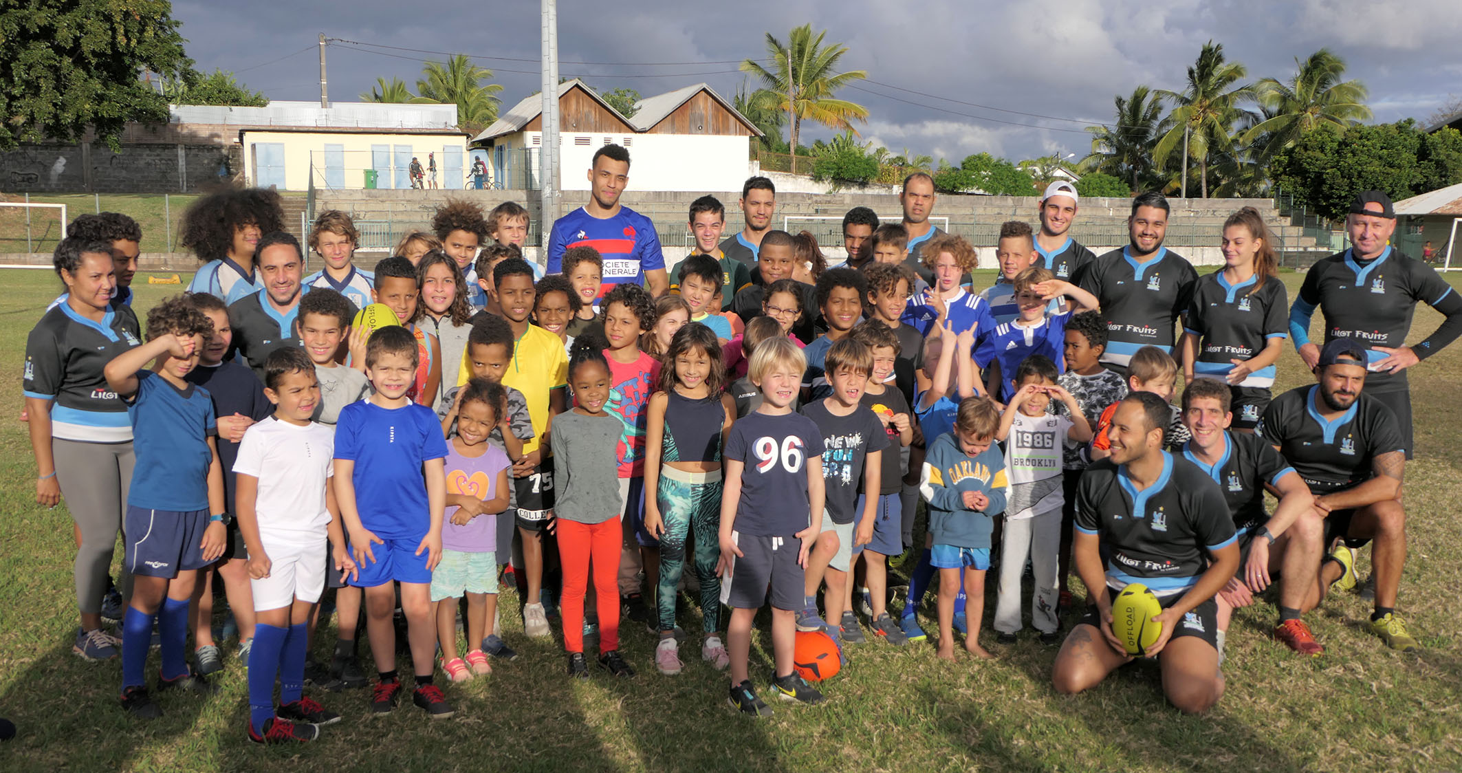 Photo de famille avec les adhérents de l’Etang-Salé Rugby-Club (Photo Samuel A)