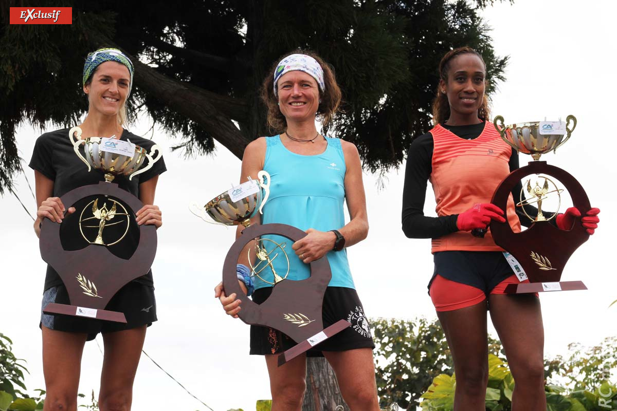 Le podium féminin des 43 km&nbsp;: Maud Combarieu, Amandine Dumas et Julie Bacco, sans masques pour la photo-souvenir