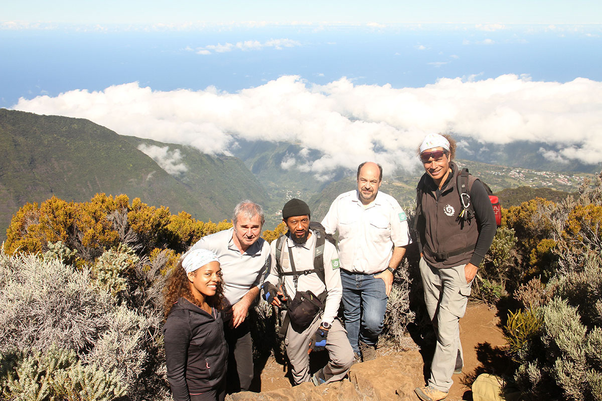 Les 10 bougies du Bien «Pitons, Cirques et Remparts» ont été soufflées au Morne de Langevin par l'équipe du Parc National des Hauts composée (dans l'ordre de la photo) de&nbsp;: Julie Lebihan, Jean-Philippe Delorme, Rodolphe Blin, Paul Ferrand et Fabrice Boyer  