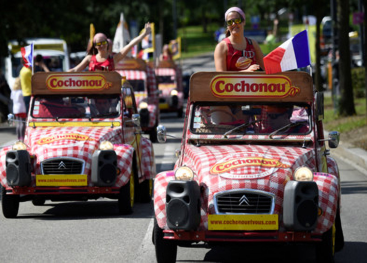 La célèbre caravane Cochonou avec ses 2CV à carreaux, impossible de la rater !