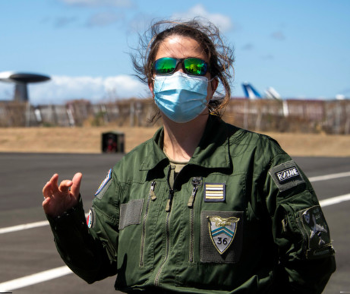 Lieutenant-colonel Emilie, 37 ans, navigateur à bord de l'AWACS, avec pour mission le suivi du plan de vol