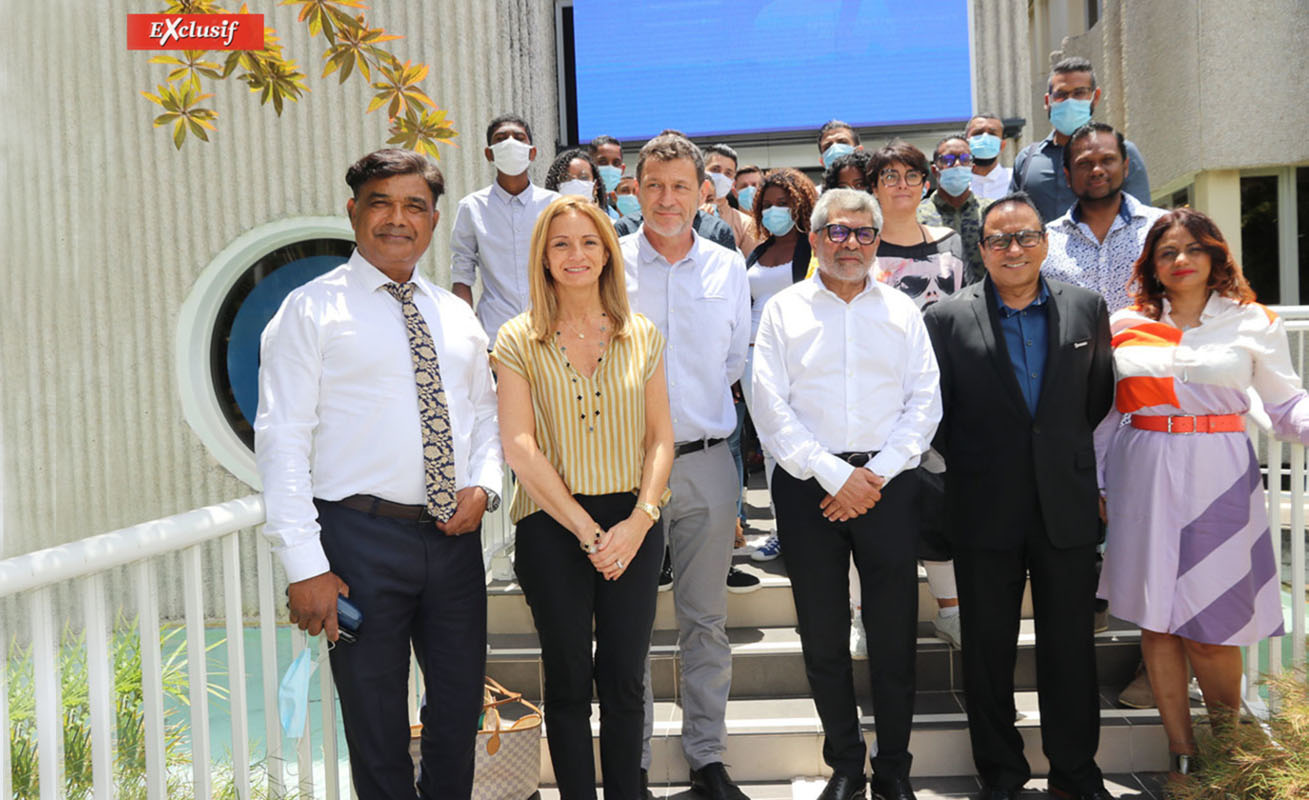 Adam Ravate, le PDG du groupe, Ibarhim Patel, président de la CCIR, quelques élus de la CCIR, et en arrière-plan les apprentis Adam Ravate, le PDG du groupe, Ibarhim Patel, président de la CCIR, quelques élus de la CCIR, et en arrière-plan les apprentis