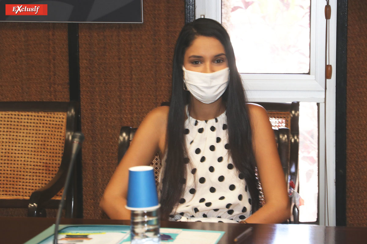 Derrière le masque on a reconnu une candidate Miss Réunion 2020, Cheyenne Orgeas Pausé, en apprentissage chez Ravate Derrière le masque on a reconnu une candidate Miss Réunion 2020, Cheyenne Orgeas Pausé, en apprentissage chez Ravate