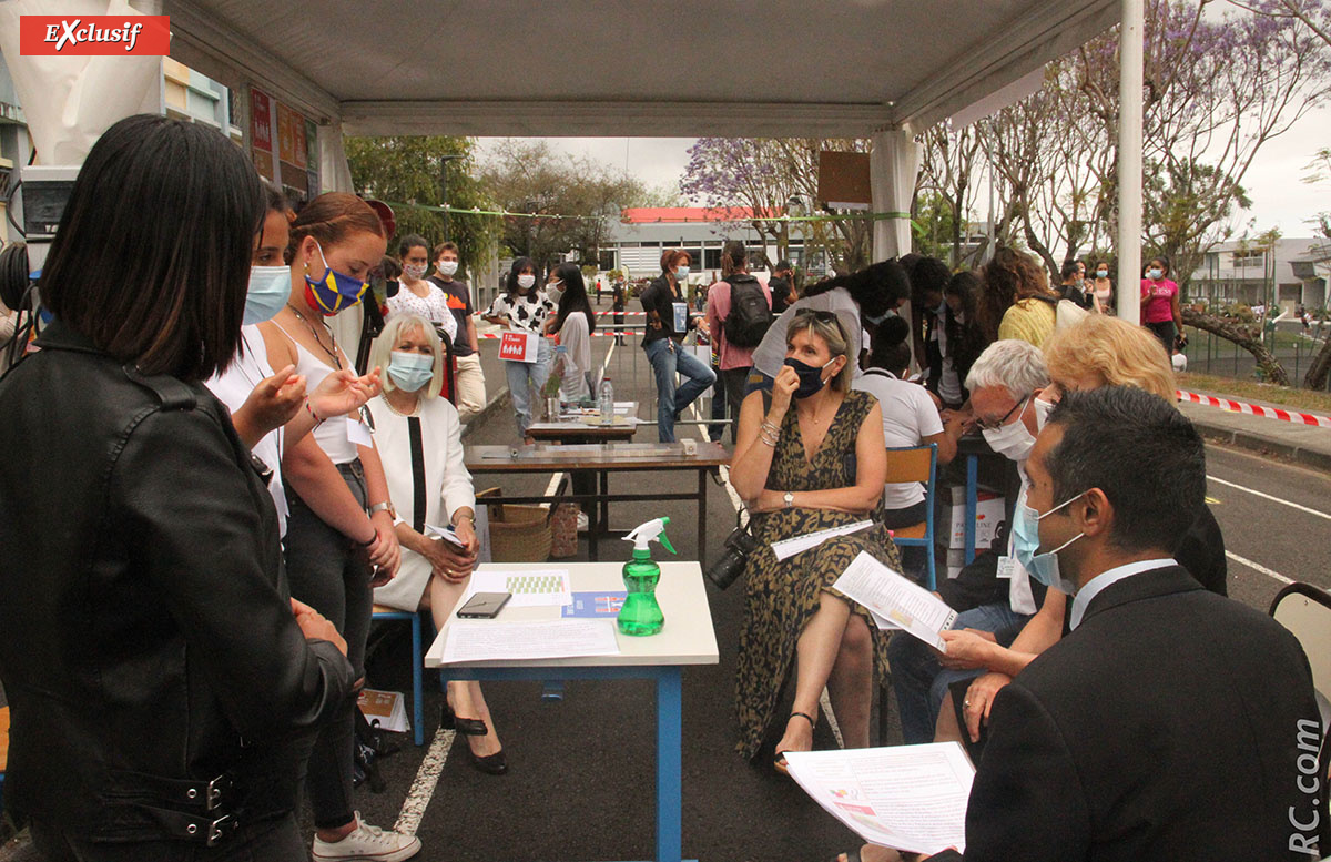 Visite des stands par les autorités Visite des stands par les autorités