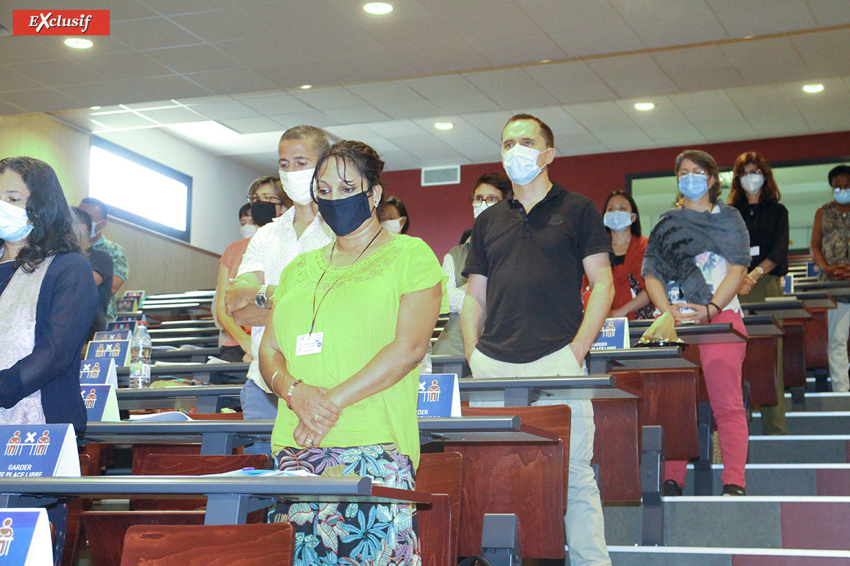 Dans l'amphithéâtre, minute de silence observée par les professeurs du lycée en hommage à Samuel Paty Dans l'amphithéâtre, minute de silence observée par les professeurs du lycée en hommage à Samuel Paty