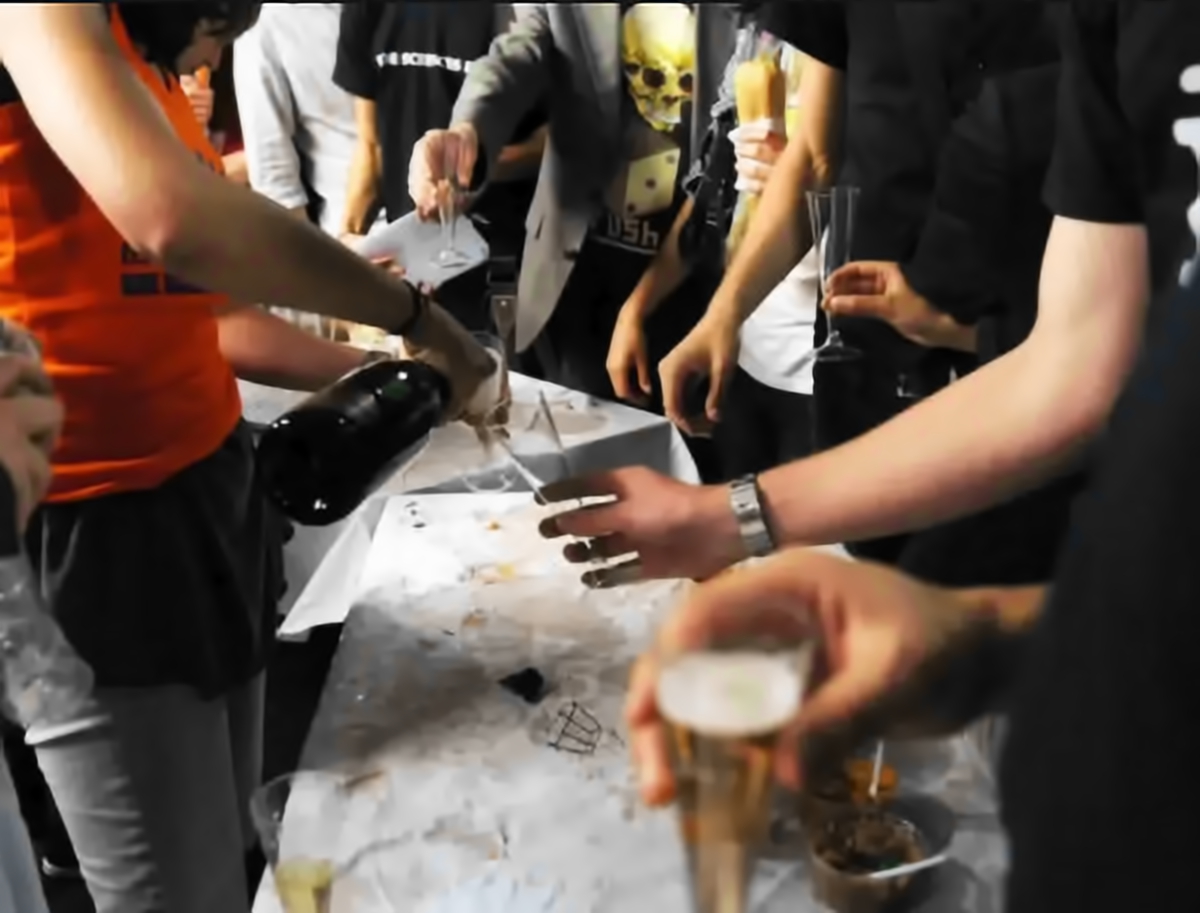 Trop de rassemblements de plus de 6 personnes ici et là... Trop de rassemblements de plus de 6 personnes ici et là...