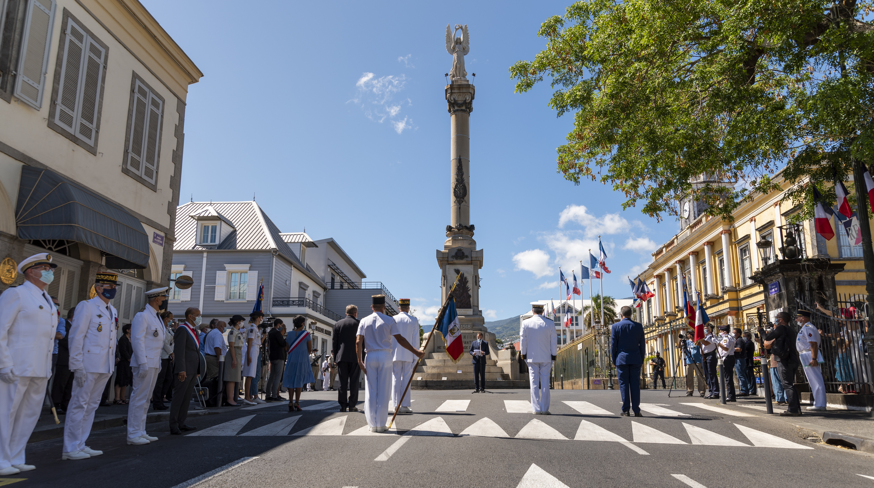 Cérémonie face au Monument aux Morts de l'Avenue de la Victoire à Saint-Denis