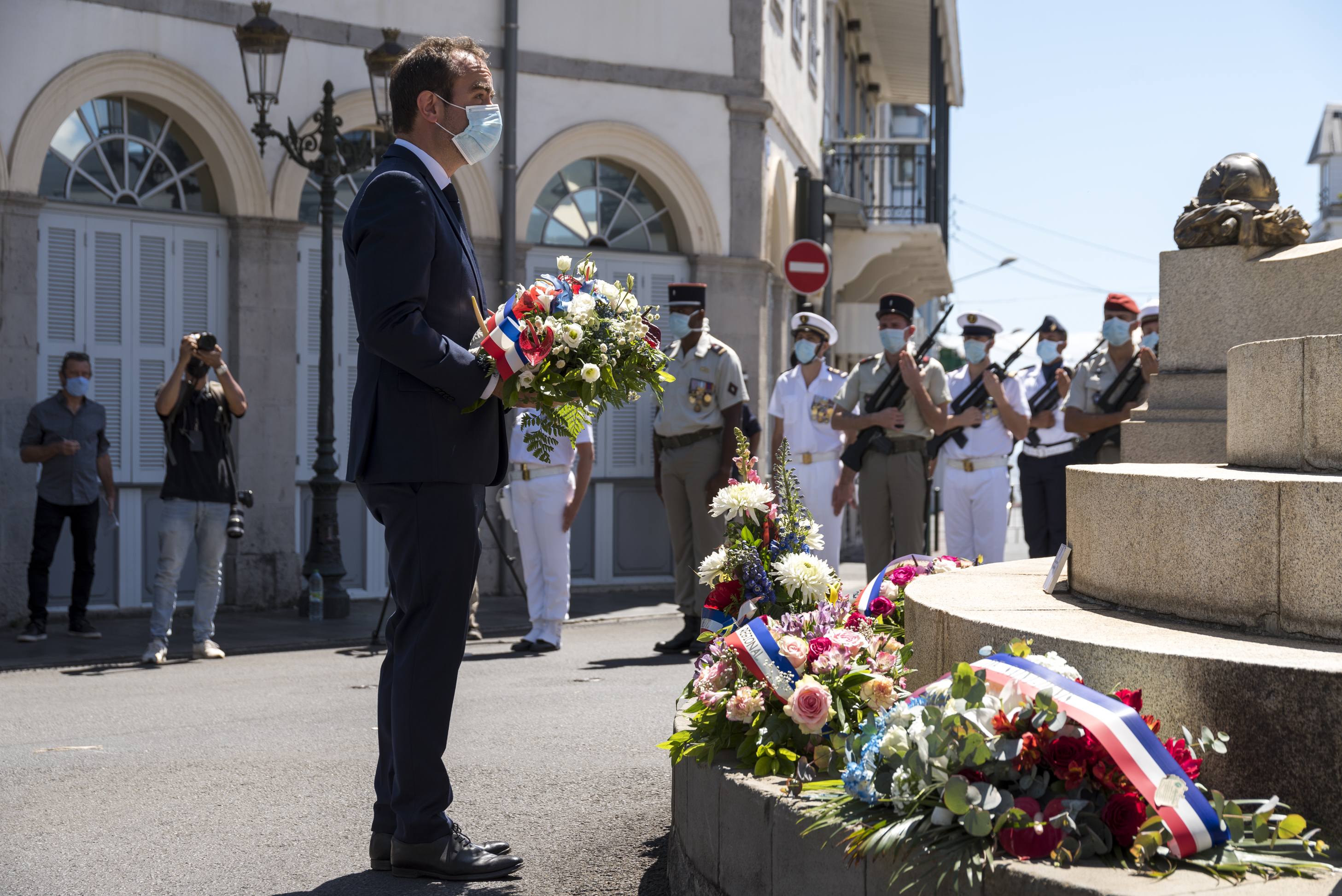 Le Ministre des Outre-mer a aussi déposé une gerbe...
