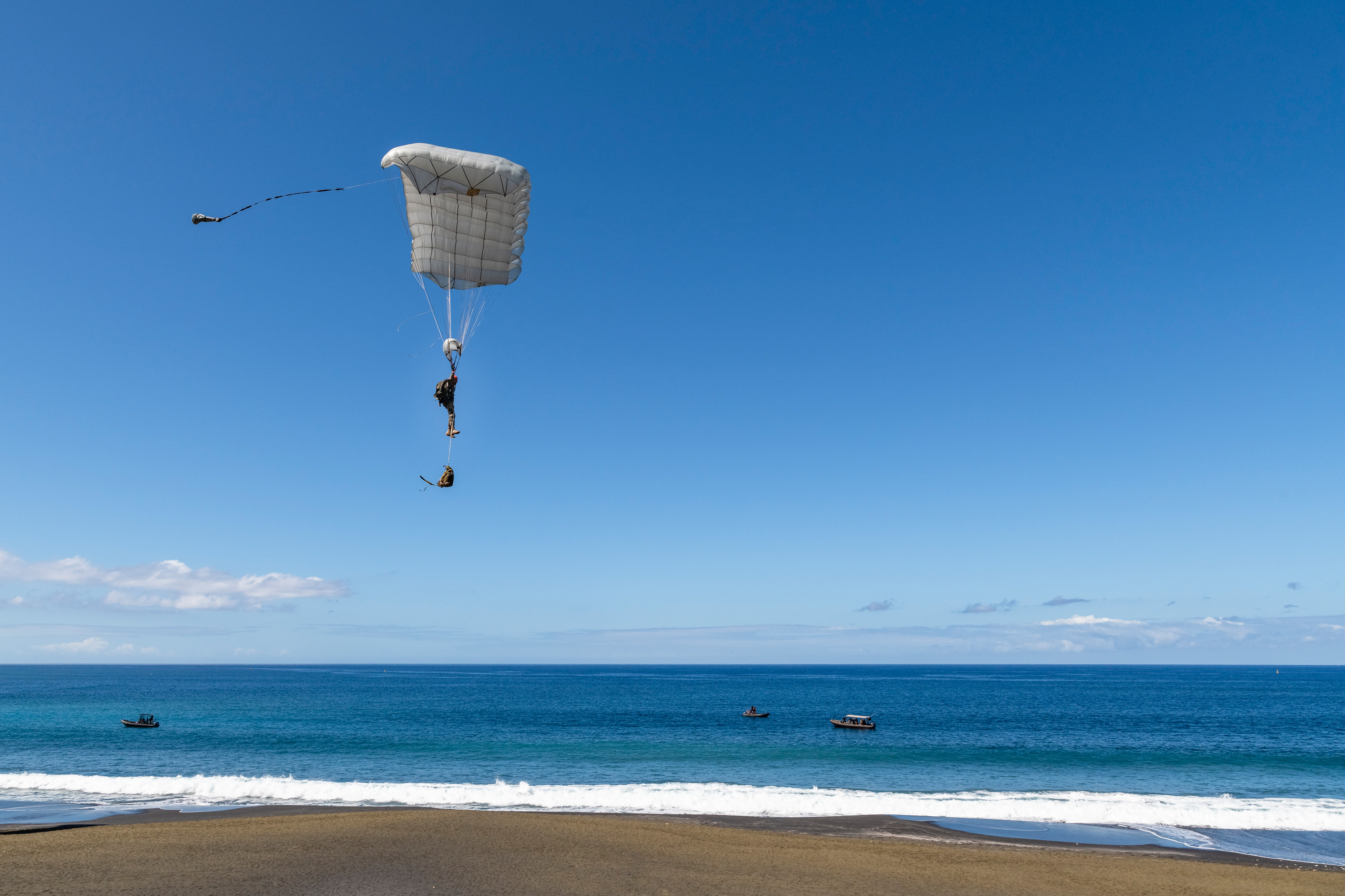 Tout a commencé par un largage en parachute...