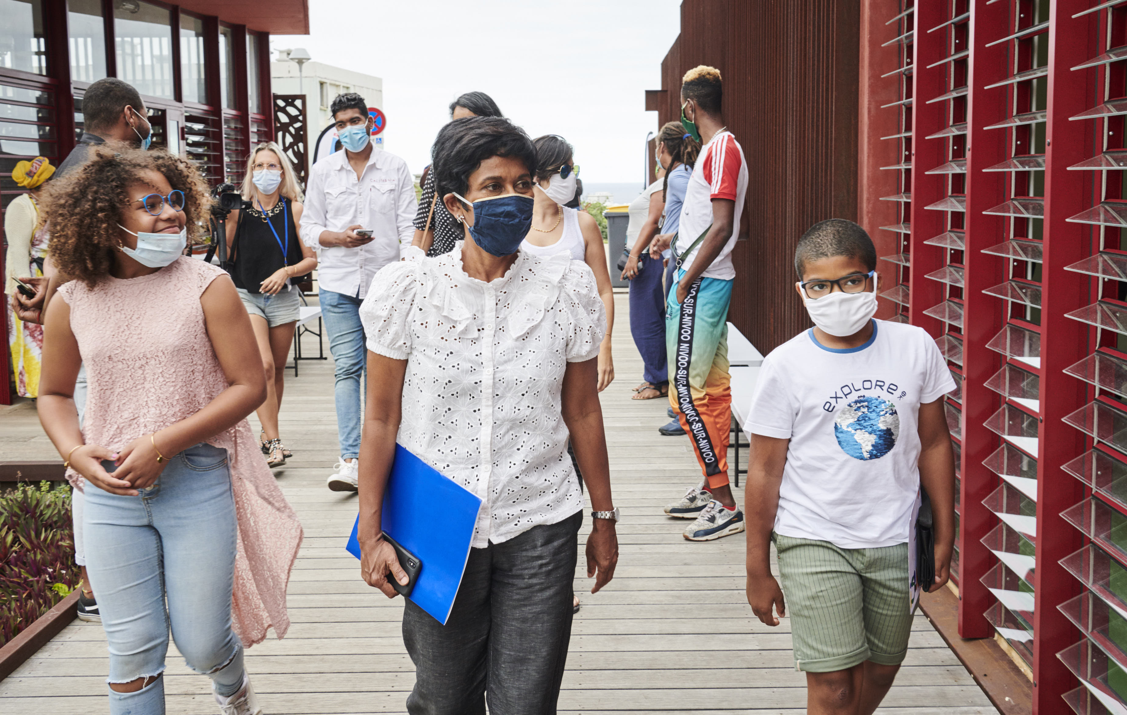 La maire Ericka Braeigts avec les deux enfants qui ont planté l'arbre La maire Ericka Braeigts avec les deux enfants qui ont planté l'arbre