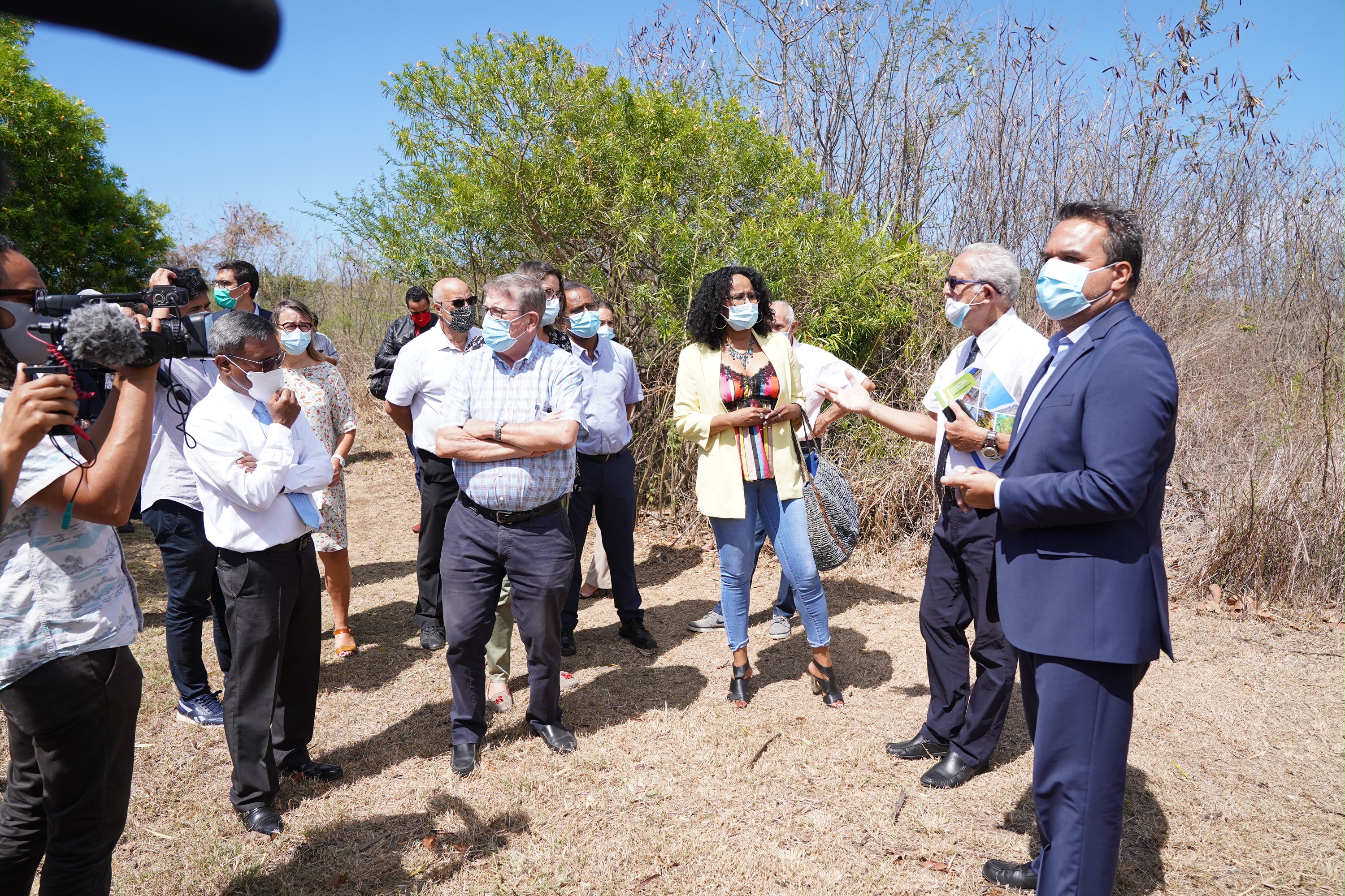 Le président de Région continue sa visite des communes de l'île, ici sur le terrain du futur lycée hôtelier