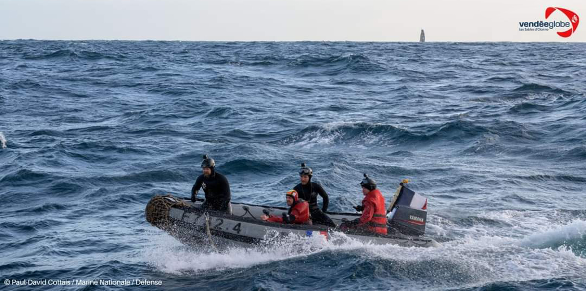 Malgré la houle, le transbordement de Kévin Escoffier a pu se faire... Malgré la houle, le transbordement de Kévin Escoffier a pu se faire...