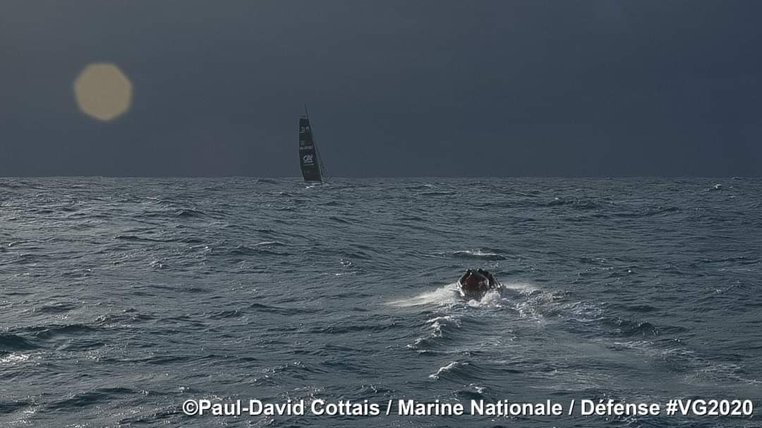 L'embaraction est mise à l'eau pour aller récupérer Kévin Escoffier... L'embaraction est mise à l'eau pour aller récupérer Kévin Escoffier...