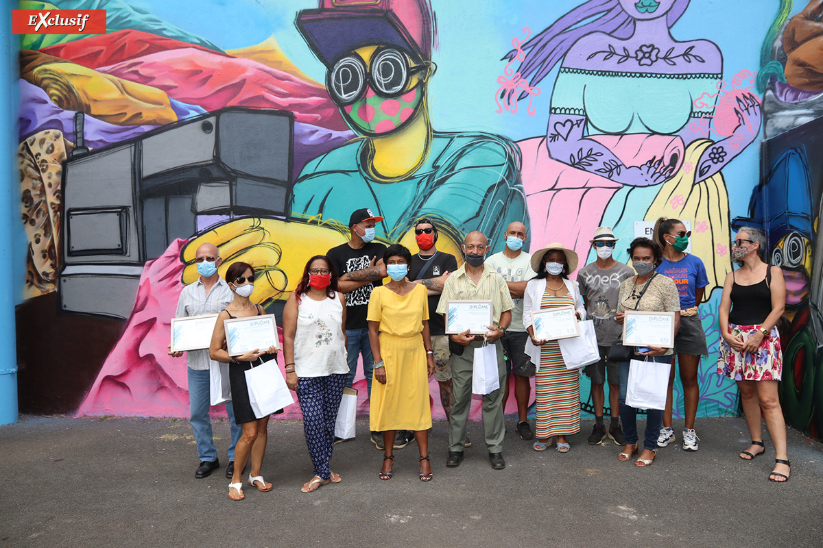 Ericka Bareigts, maire de Saint-Denis, devant la fresque avec quelques bénévoles et les artistes