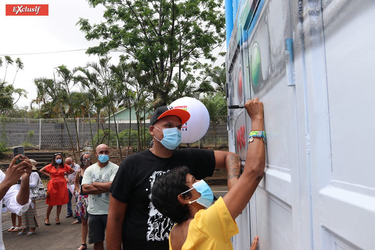 Ericka Bareigts a signé la fresque... Ericka Bareigts a signé la fresque...