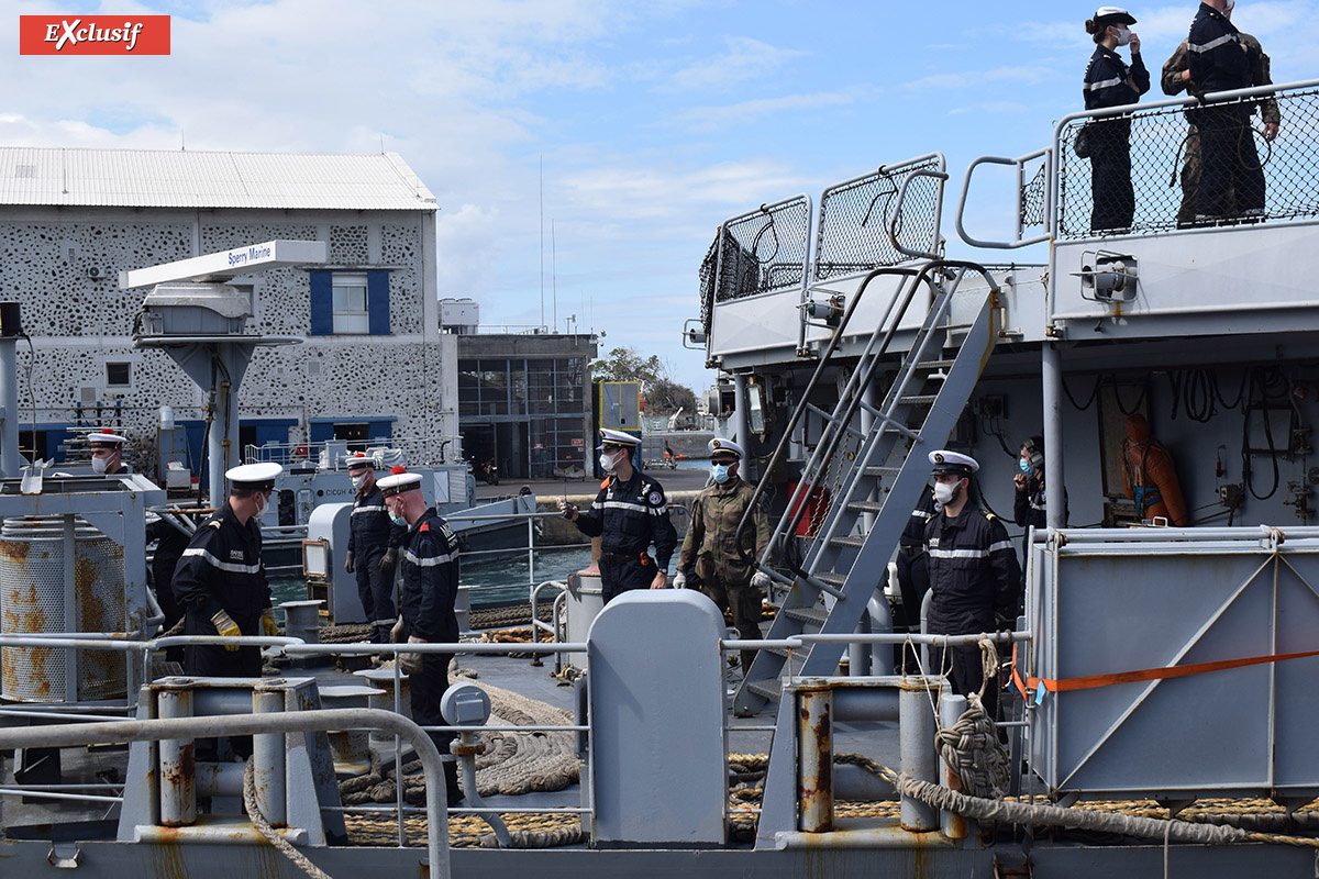 Les marins s'activent à bord...