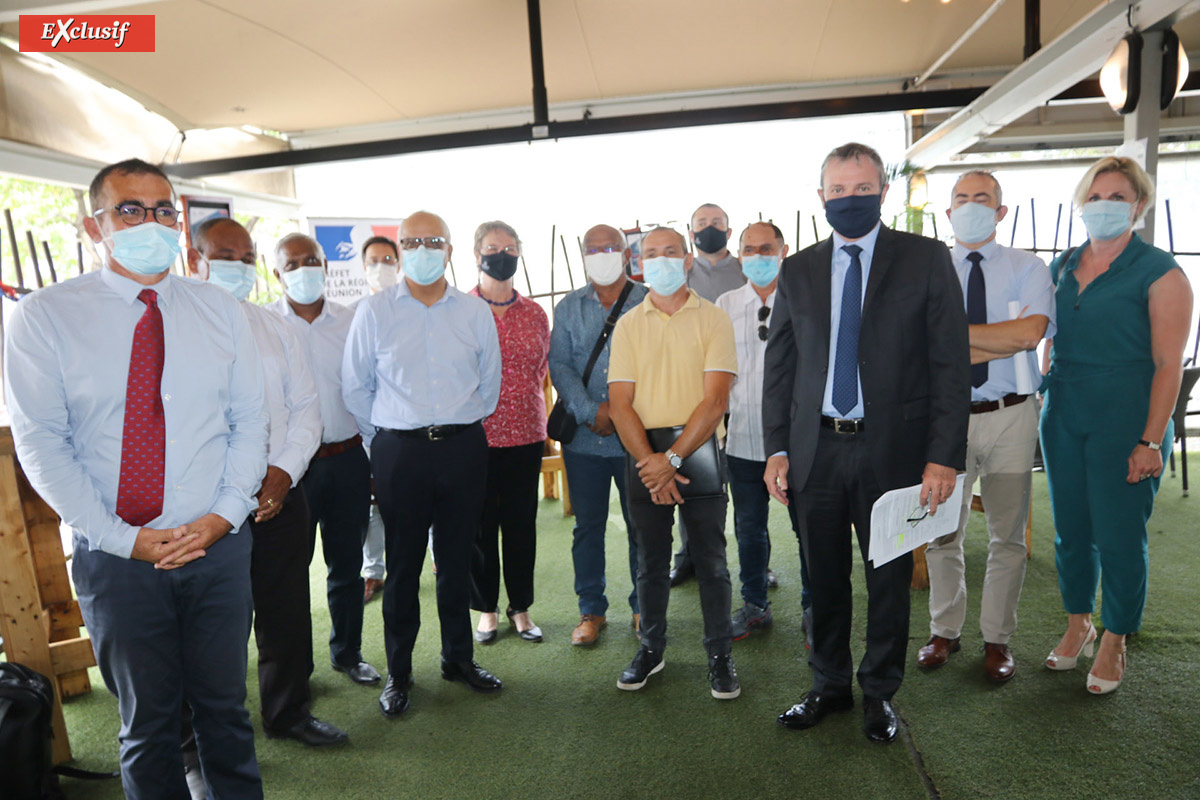 Le Préfet de La Réunion entouré des signataires du protocole Le Préfet de La Réunion entouré des signataires du protocole