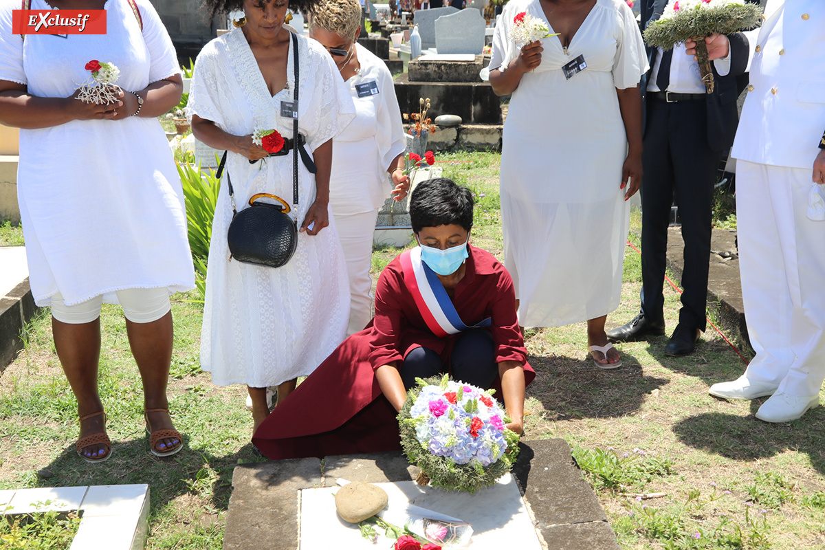 Dépôt de gerbes d'Ericka Bareigts, maire de Saint-Denis Dépôt de gerbes d'Ericka Bareigts, maire de Saint-Denis