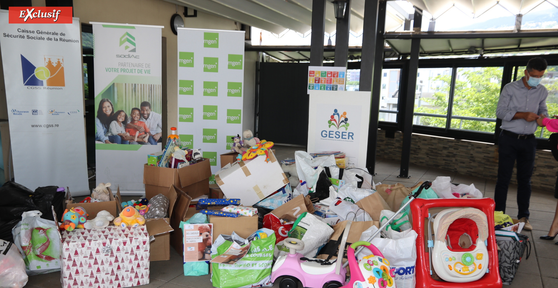 Petit papa Noël, n'oublie pas mes petits souliers... Petit papa Noël, n'oublie pas mes petits souliers...