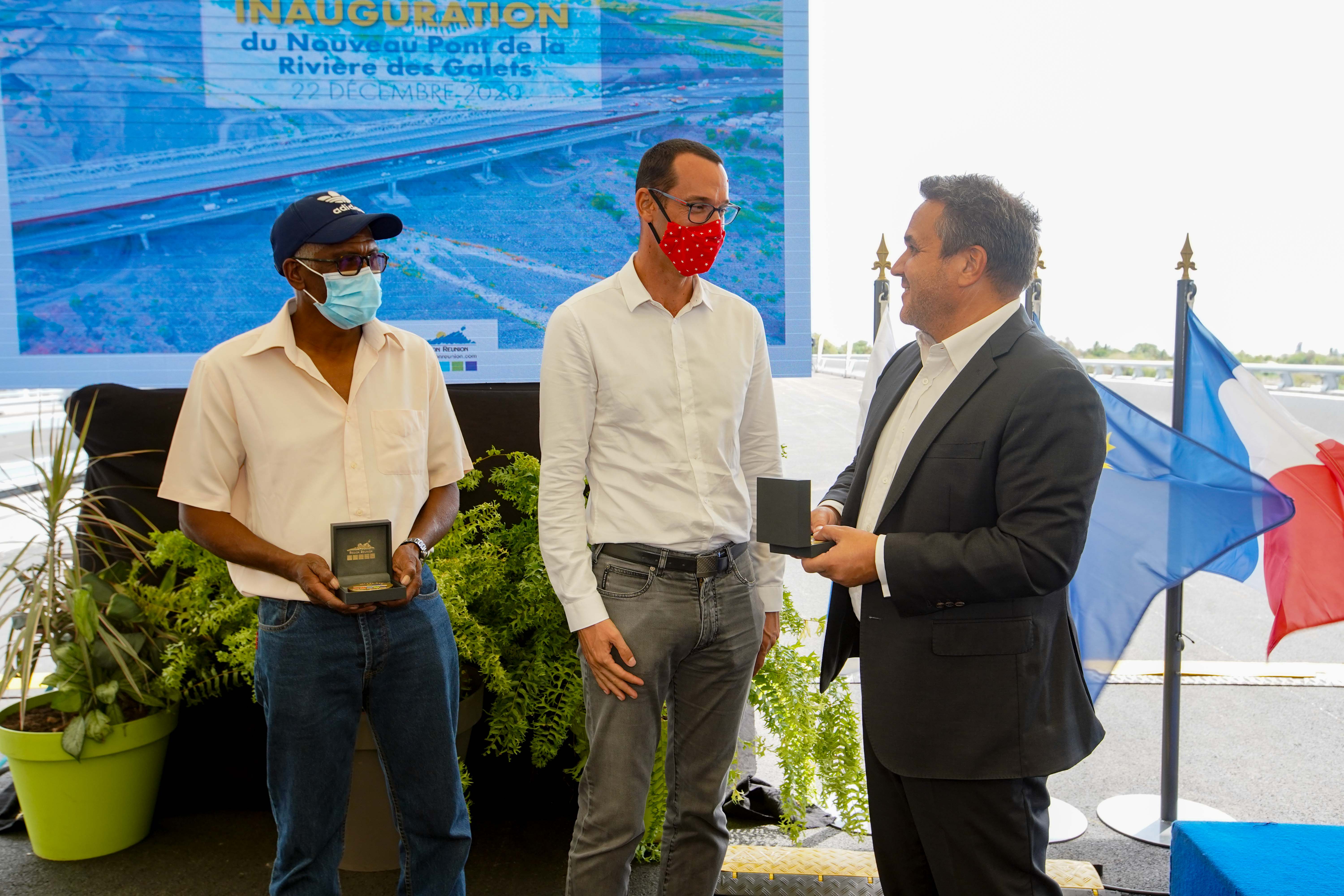 Didier Robert a remis une médaille au nom de la maîtrise d’œuvre et de l’ensemble des entreprises à Thomas Kavaj, chef de service ETN Nord à la Région, et à Harry Puylaurent, chef d’équipe Génie Civil en contrat avec GTOI