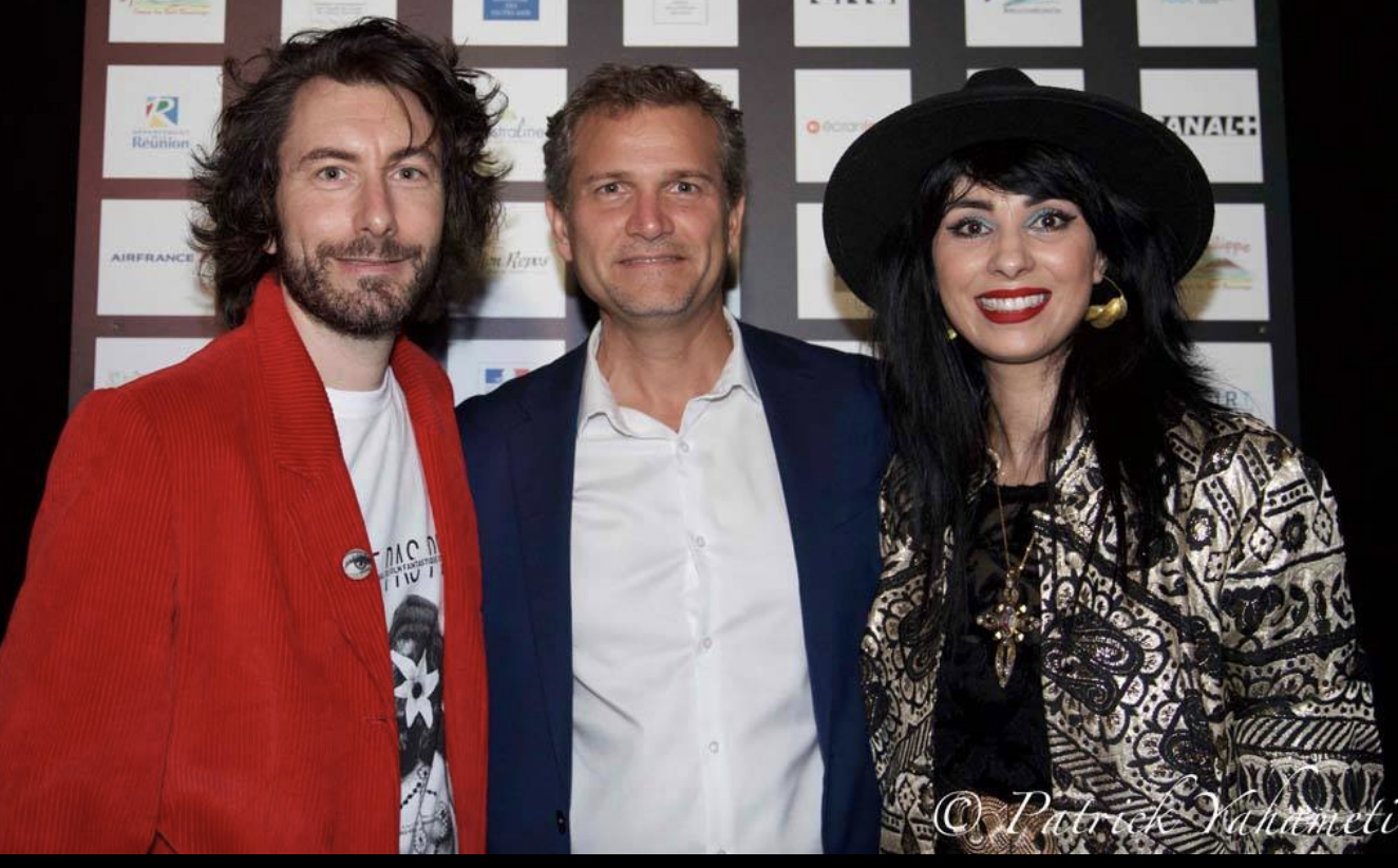Olivier Rivière, maire de Saint-Philippe, entouré de Nicolas Luquet et Aurélia Mengin, organisateurs du Festival MEME PAS PEUR Olivier Rivière, maire de Saint-Philippe, entouré de Nicolas Luquet et Aurélia Mengin, organisateurs du Festival MEME PAS PEUR