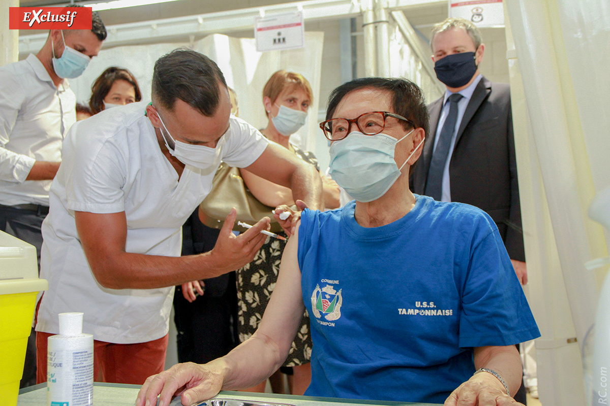 André Thien Ah Koon a reçu la première dose du vaccin anti-Covid, c'était aux alentours de 15h 35 le lundi 1er février 2021, sous les yeux des officiels André Thien Ah Koon a reçu la première dose du vaccin anti-Covid, c'était aux alentours de 15h 35 le lundi 1er février 2021, sous les yeux des officiels