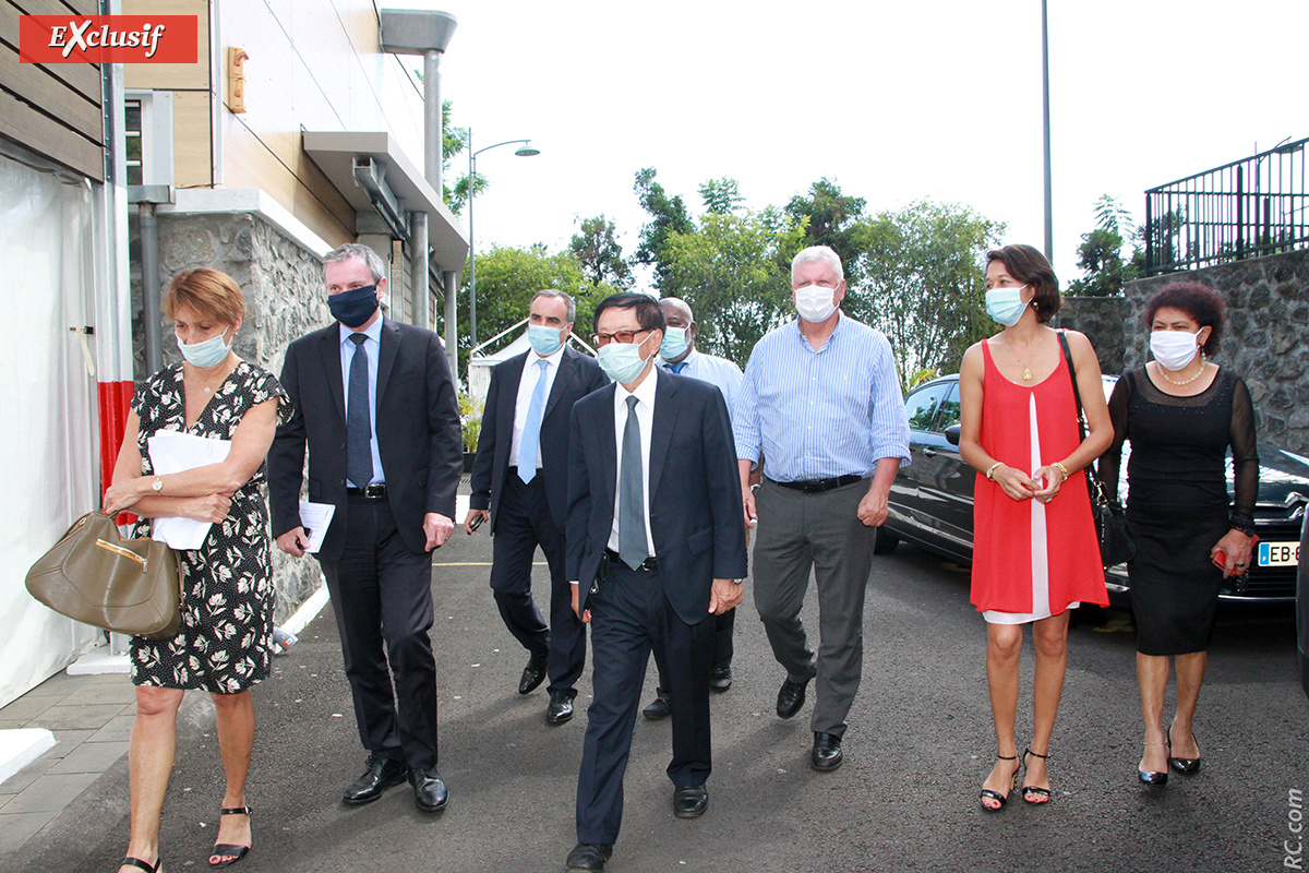 L'arrivée des officiels: la directrice de l'ARS Martine Ladoucette, le Préfet Jacques Billant, le sous-préfet de Saint-Pierre Lucien Giudicelli, le maire du Tampon André Thien Ah Koon, les adjoints au maire Jacquet Hoareau, Laurence Mondon, Agustine Romano, et le conseiller municipal Marcelin Thélis L'arrivée des officiels: la directrice de l'ARS Martine Ladoucette, le Préfet Jacques Billant, le sous-préfet de Saint-Pierre Lucien Giudicelli, le maire du Tampon André Thien Ah Koon, les adjoints au maire Jacquet Hoareau, Laurence Mondon, Agustine Romano, et le conseiller municipal Marcelin Thélis