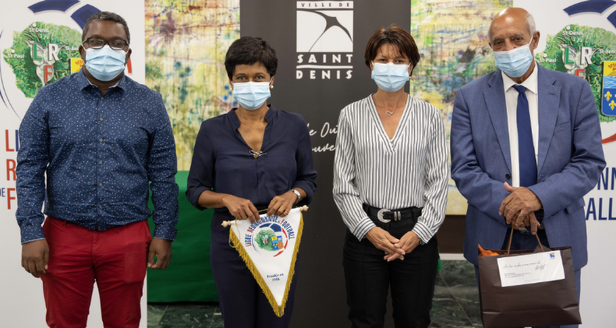 Stéphane Persée, Adjoint délégué au sport, Ericka Bareigts, maire de Saint-Denis, Alexandra Clain, Conseillère municipale déléguée au sport au féminin, et Yves Ethève, président de la Ligue Réunionnaise de Football