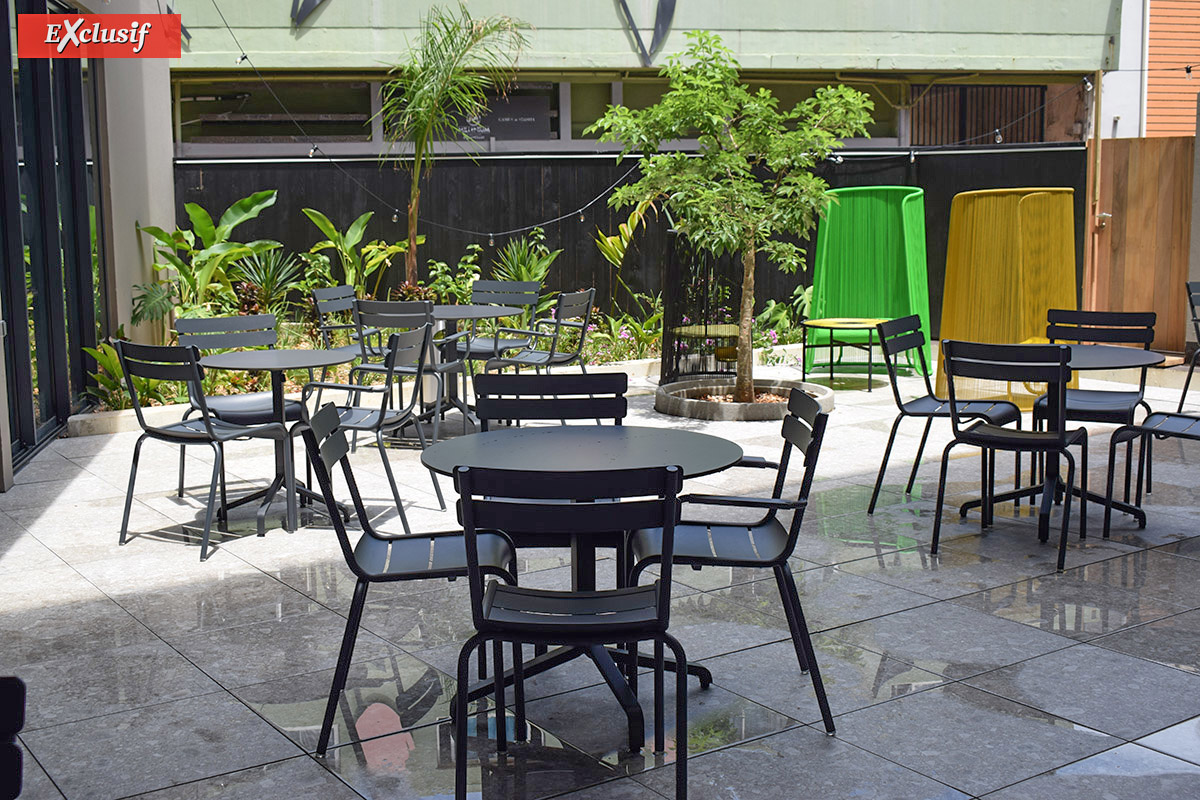 La terrasse extérieure... La terrasse extérieure...