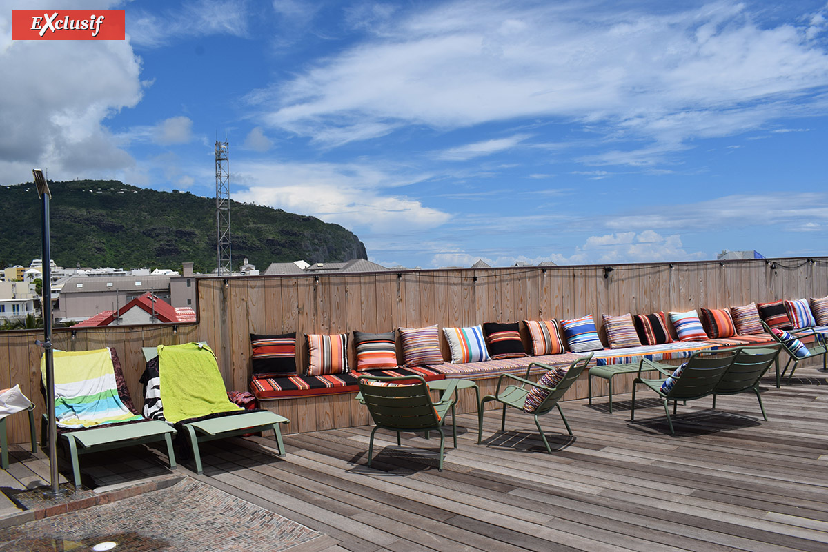 Sur le toit de l'hôtel, l'espace détente... Sur le toit de l'hôtel, l'espace détente...