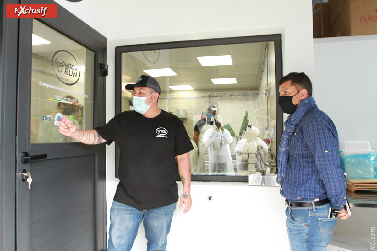 A l'entrée du laboratoire où tout est hyper sécurisé sur le plan sanitaire A l'entrée du laboratoire où tout est hyper sécurisé sur le plan sanitaire