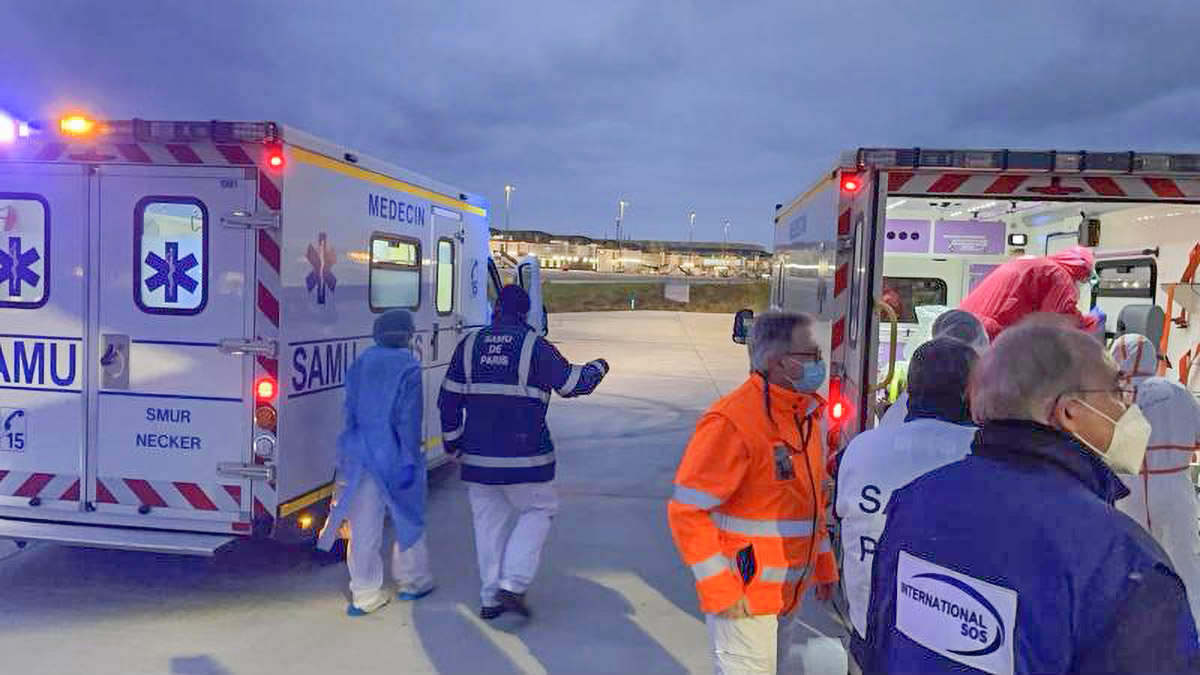 L'avion d'Air Austral a atterri à Paris à 5h30 ce vendredi matin avec les 4 patients qui ont alors été transférés vers les hôpitaux