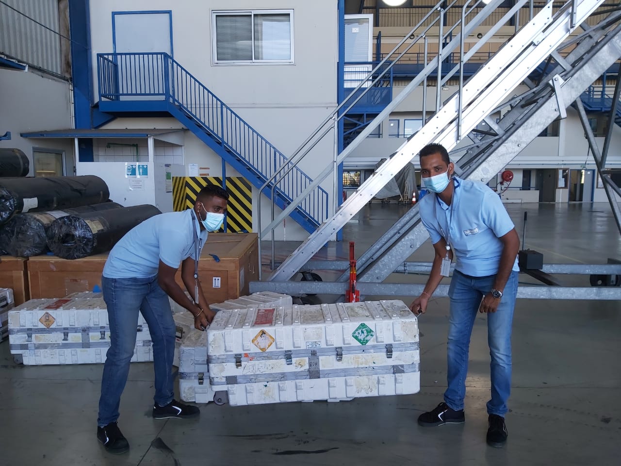 Il a fallu charger beaucoup de matériel médical à bord Il a fallu charger beaucoup de matériel médical à bord